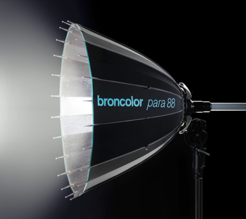 Vista lateral de un reflector parabólico Broncolor Para 88, una herramienta esencial para la iluminación profesional en sesiones de fotografía y producciones de vídeo, con un diseño que permite una distribución uniforme de la luz.