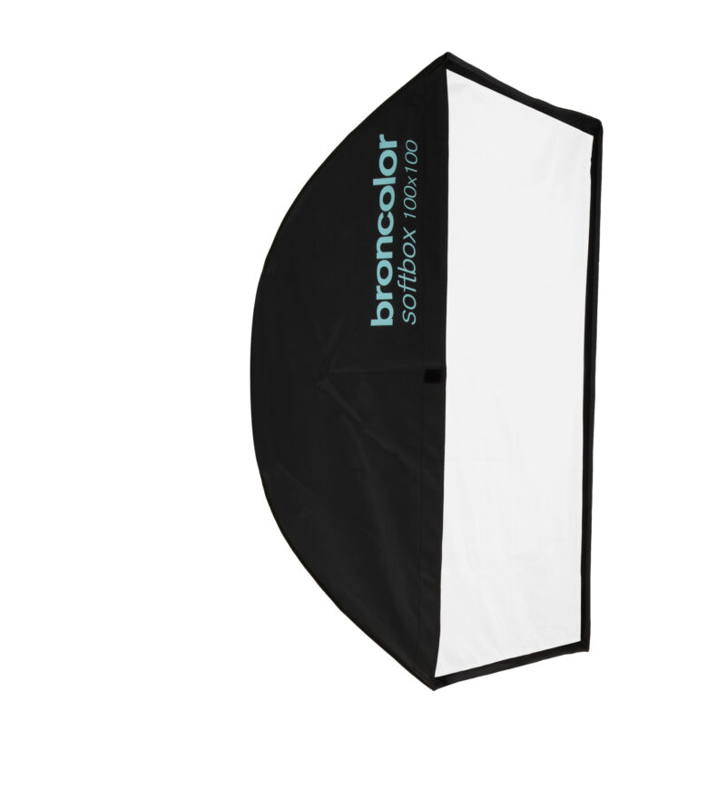 Softbox Broncolor de 100 x 100 cm, diseñado para brindar iluminación uniforme en fotografía y vídeo profesional. Proporciona luz suave y difusa, eliminando sombras y mejorando la calidad de las imágenes.