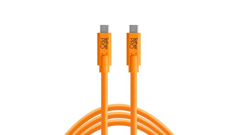 Cable TetherPro USB naranja de alta velocidad, ideal para la transferencia de datos en entornos profesionales de fotografía y vídeo, mostrando ambos conectores USB.