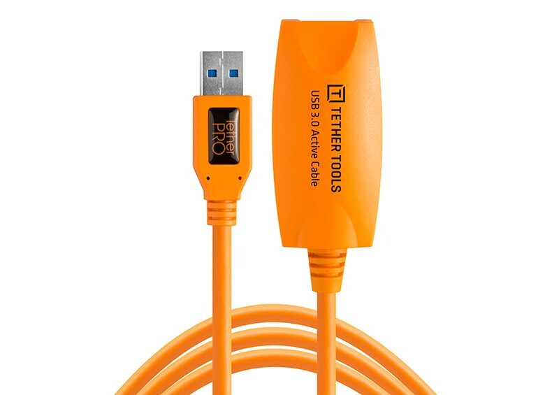 Cable USB 3.0 naranja de la marca Tether Tools, diseñado para la conexión de cámaras en sesiones profesionales de fotografía y vídeo, mostrado sobre fondo blanco.