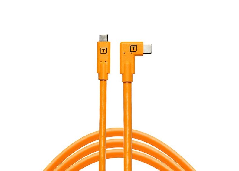 Cable USB naranja de Tether Tools con conector en ángulo, diseñado para una conexión eficiente en equipos de fotografía y vídeo profesionales, mostrado sobre fondo blanco.