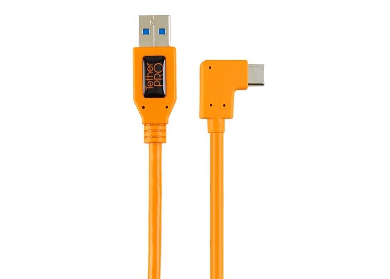 Cable USB 3.0 naranja con conector en ángulo de la marca Tether Pro, diseñado para optimizar la gestión del espacio en equipos de fotografía y vídeo profesionales, mostrado sobre fondo blanco.