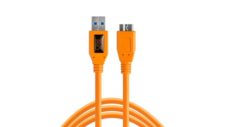 Cable USB 3.0 naranja de la marca Tether Pro diseñado para una conexión rápida y segura en equipos profesionales de fotografía y vídeo, mostrado sobre fondo blanco.