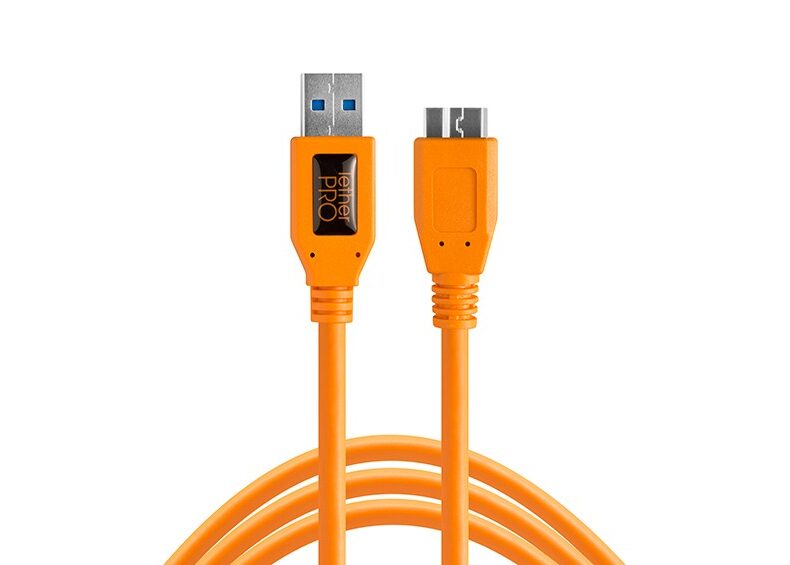 Cable USB 3.0 naranja de la marca Tether Pro diseñado para una conexión rápida y segura en equipos profesionales de fotografía y vídeo, mostrado sobre fondo blanco.