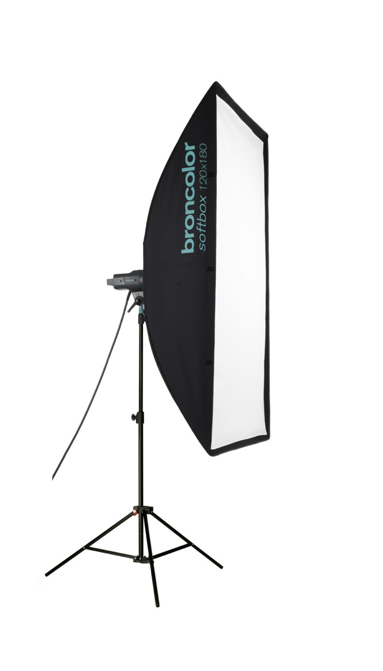 Softbox Broncolor de gran tamaño, 120x180 cm, montado en trípode, ideal para una iluminación difusa y uniforme en sesiones de fotos profesionales.