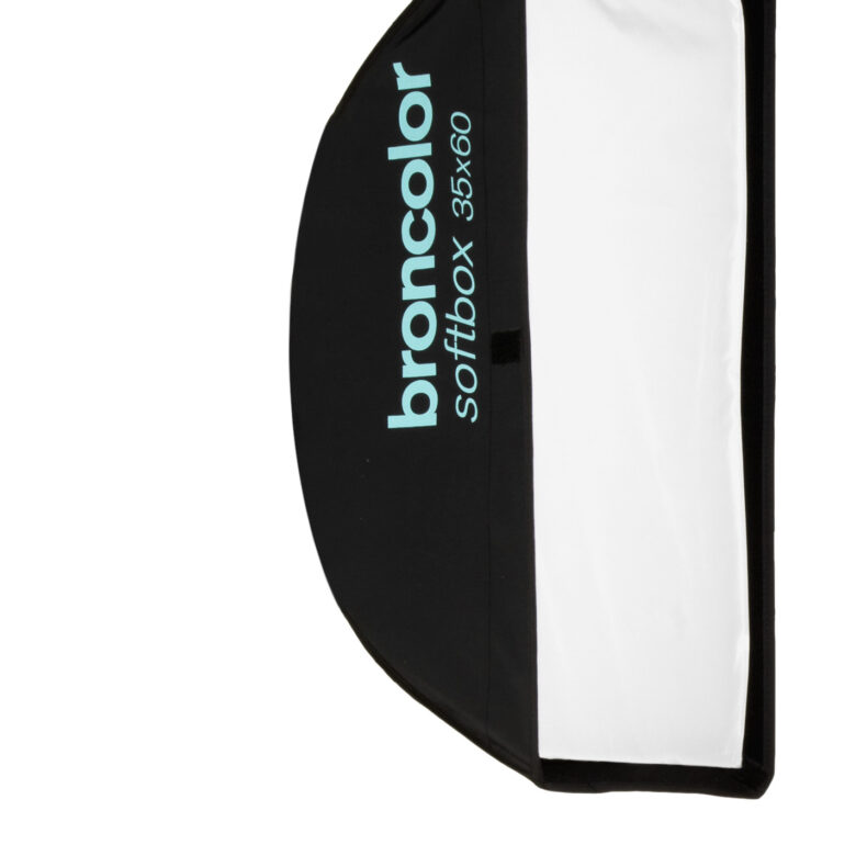 Softbox Broncolor de 35 x 60 cm para mejorar la iluminación en fotografía profesional. Este equipo es ideal para proporcionar una luz suave y difusa, lo que ayuda a reducir las sombras fuertes y realza la calidad de las fotos.