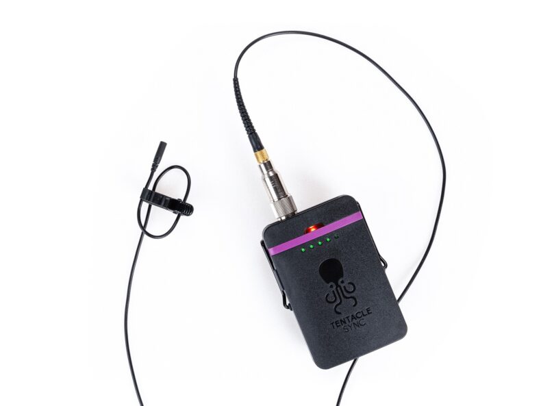 Micrófono lavalier profesional conectado a un dispositivo de sincronización Tentacle Sync, ideal para grabaciones de audio precisas en fotografía y vídeo.