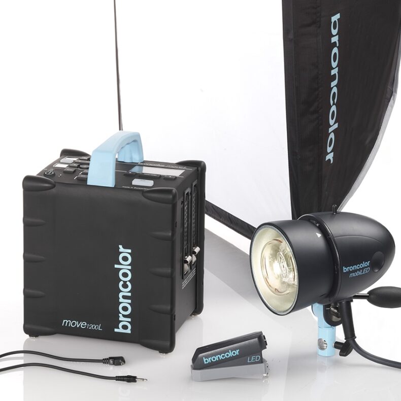 Move 1200 L Outdoor Kit 1 including:
1  Move 1200 L (incl. rechargeable battery)
1  MobiLED lamp
1  Softbox 60 x 60 (2 ft x 2 ft