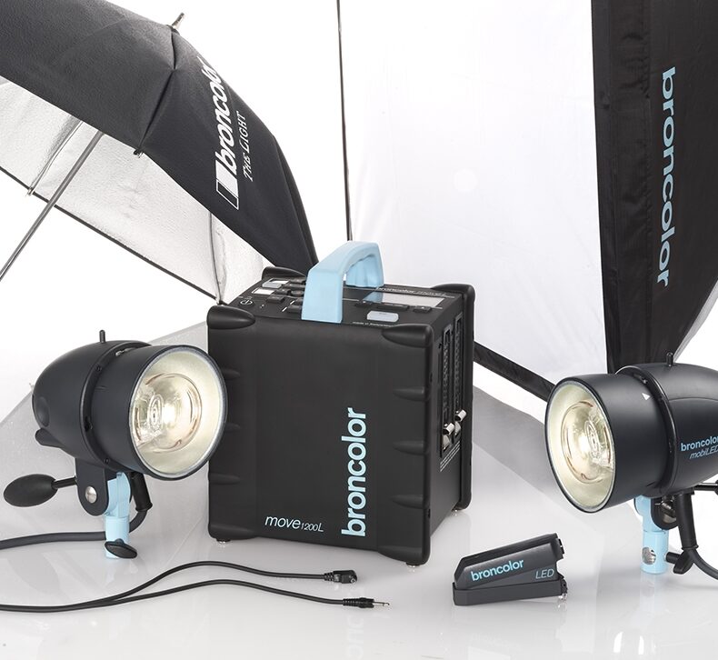 Move 1200 L Outdoor Kit 2 including:
1  Move 1200 L (incl. rechargeable battery)
2  MobiLED lamp
1  Softbox 60 x 60 (2 ft x 2 ft