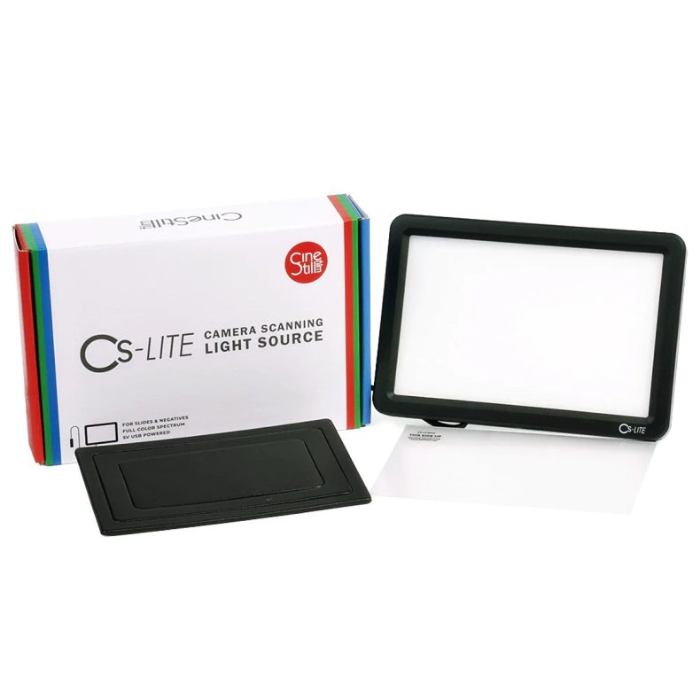 Fotografía del producto CS-LITE de CineStill, una fuente de luz LED diseñada específicamente para el escaneo de cámara de películas y negativos, presentada con su empaque original, ideal para utilizar con el sistema Valoi 360.