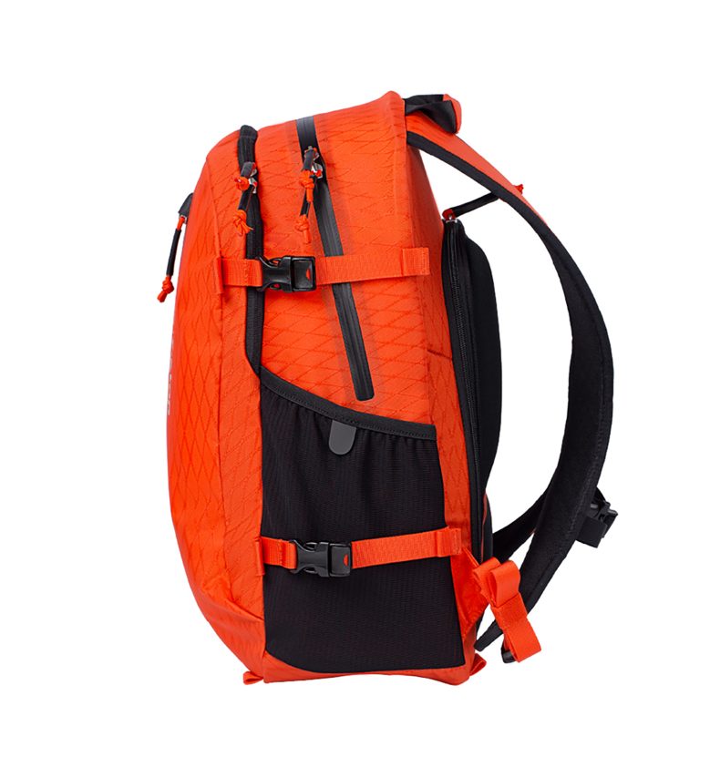 Guru AIR 24 litros - torso masculino color Magma (rojo) - mochila ultraligera - pack fstop - Imagen 3