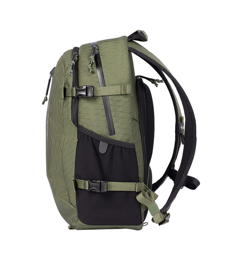 Guru AIR 24 litros - torso masculino color Cypress (verde) - mochila ultraligera - fstop - Imagen 2