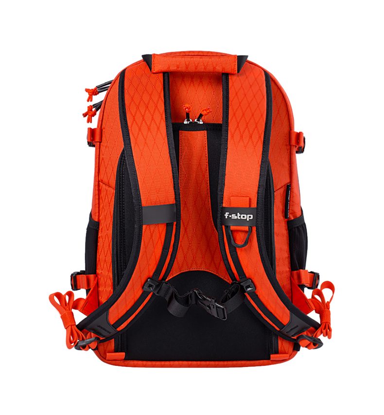 Guru AIR 24 litros - torso masculino color Magma (rojo) - mochila ultraligera - pack fstop - Imagen 4