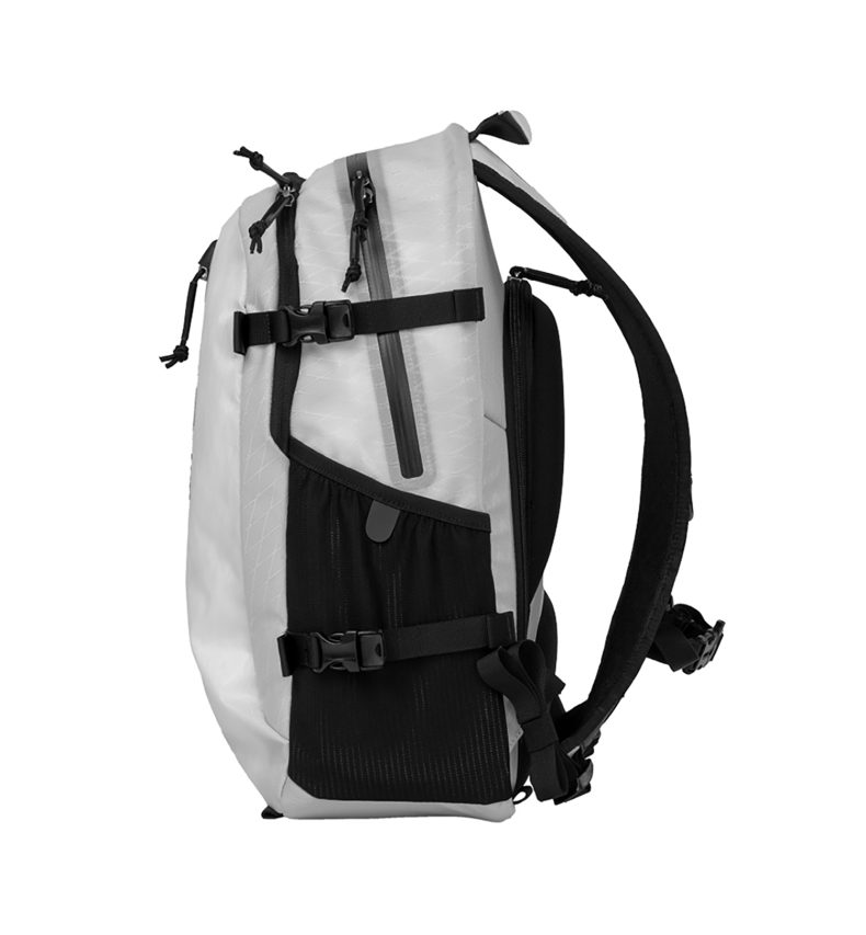 Guru AIR 24 litros - torso masculino color Artic (blanco) - mochila ultraligera - pack fstop - Imagen 3